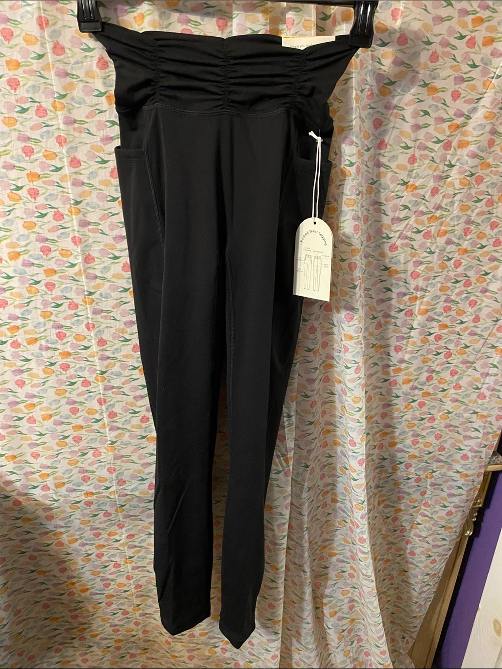 High-Waist Black Leggings with Side Pockets and Ruched Waist